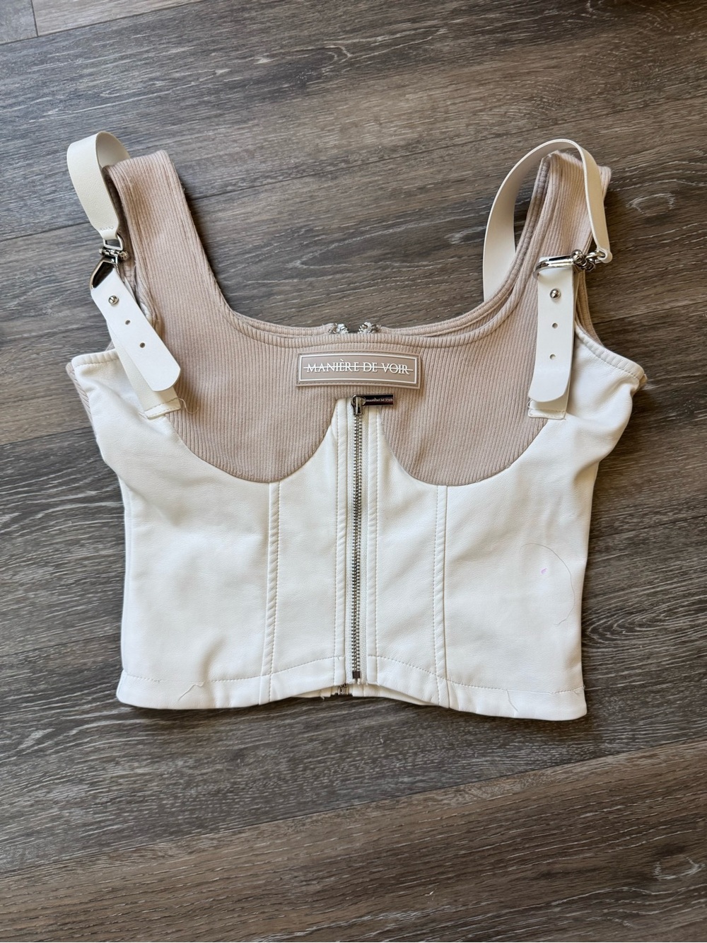 MANIERE DE VOIR Beige & White Zip-Front Sculpted Crop Tank - Picture 2 of 8
